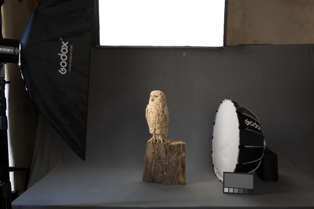 Set up lumière pour la photographie d'objets mates sur fond gris avec dégradé.