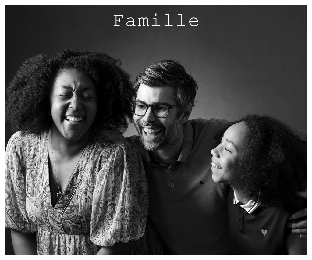 Photographie de famille en studio, noir et blanc.