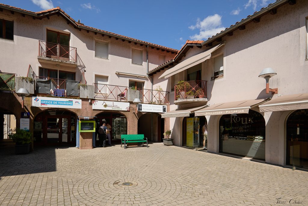 Entrée du Studio depuis la place du Bosquet à Villefort