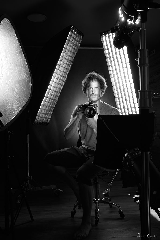Autoportrait en studio, noir et blanc. Séance du 27 Avril 2026.