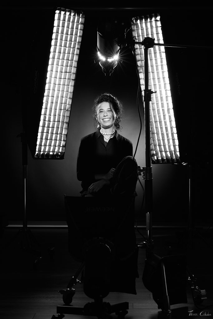 Photo de portrait style hollywoodien en noir et blanc, modèle: Dounia. Séance du 4 Mai 2026 au studio de Villefort, Lozère.