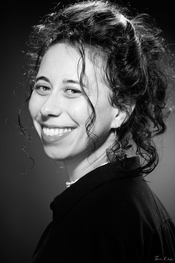 Photo de portrait style hollywoodien en noir et blanc, modèle: Dounia. Séance du 4 Mai 2026 au studio de Villefort, Lozère.