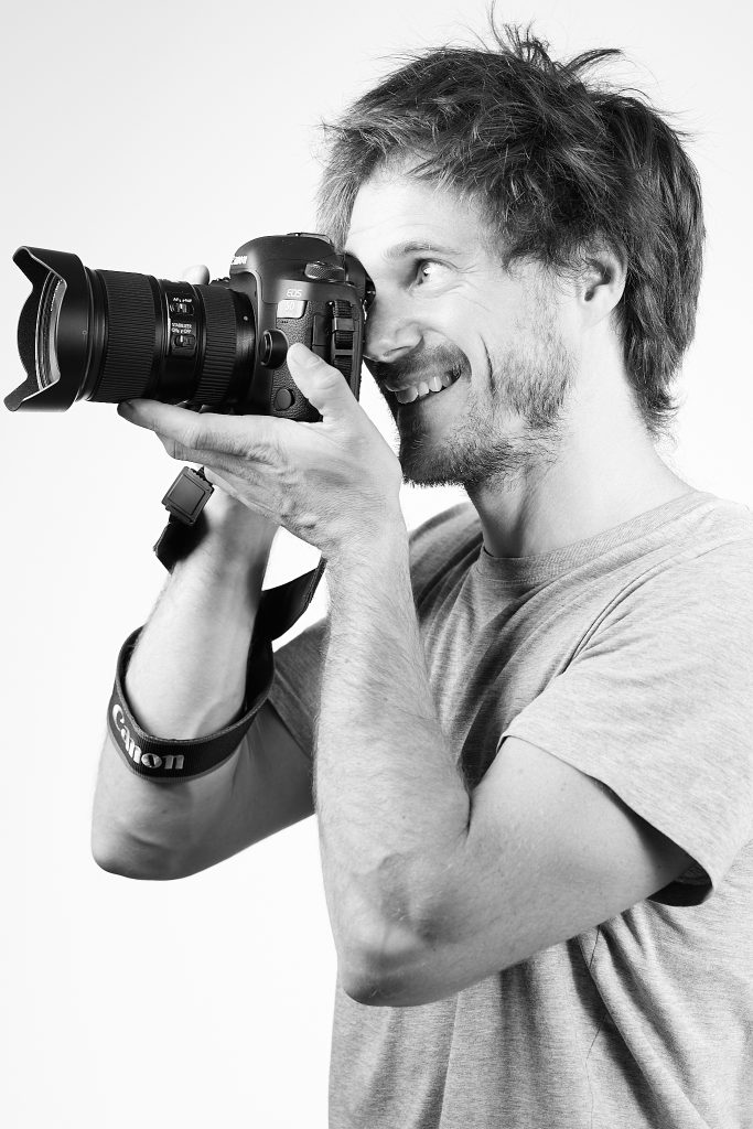 Autoportrait en studio, noir et blanc. Séance du 29 Avril 2026.