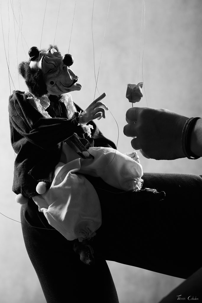 Photo de marionnette avec Chris Pottier comme marionnettiste, Andreï et la compagnie Agamâr . Séance du 12 Juin 2026 au studio de Villefort, Lozère.