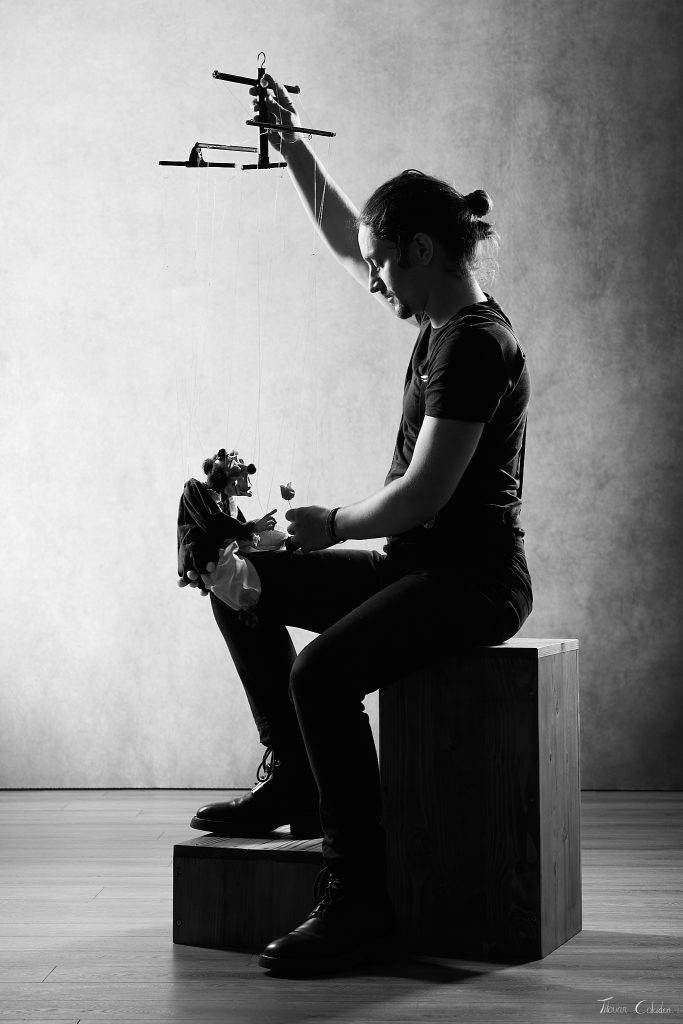 Photo de marionnette avec Chris Pottier comme marionnettiste, Andreï et la compagnie Agamâr . Séance du 12 Juin 2026 au studio de Villefort, Lozère.