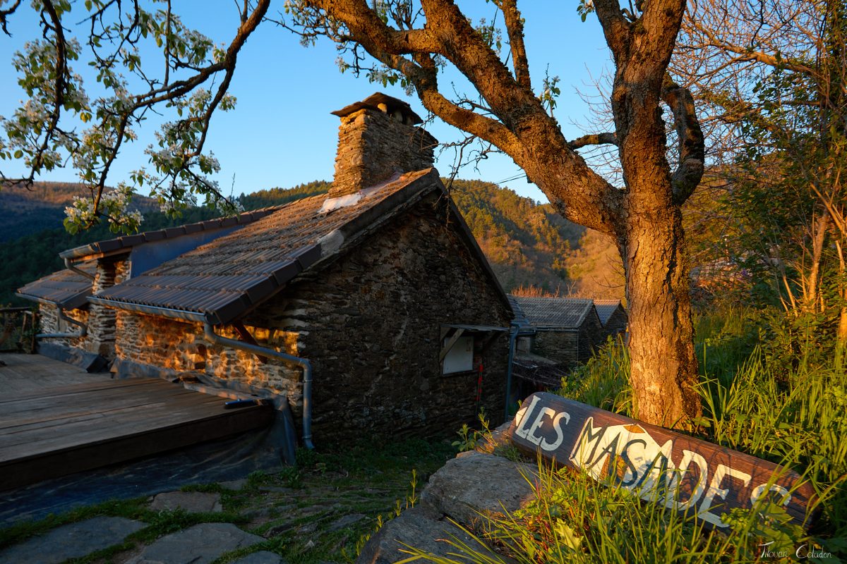 Photographie immobilière de l'écolieu des Masades.