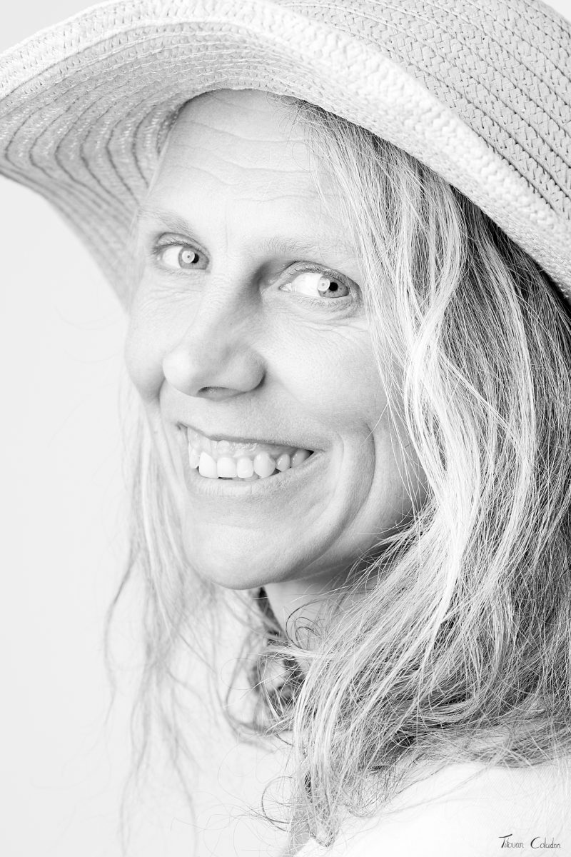 Photo de portrait highkey en noir et blanc, modèle: Cindy. Séance du 27 Avril 2026 au studio de Villefort, Lozère.