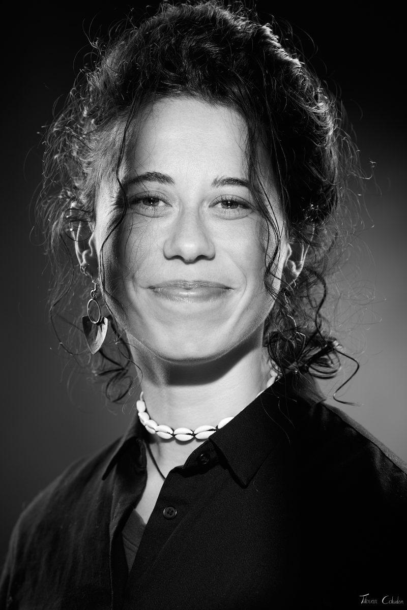 Photo de portrait style hollywoodien en noir et blanc, modèle: Dounia. Séance du 4 Mai 2026 au studio de Villefort, Lozère.