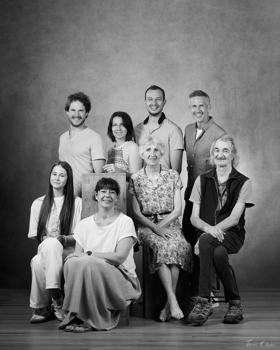 Photo de famille. Séance du 23 Mai 2026 au studio de Villefort, Lozère.