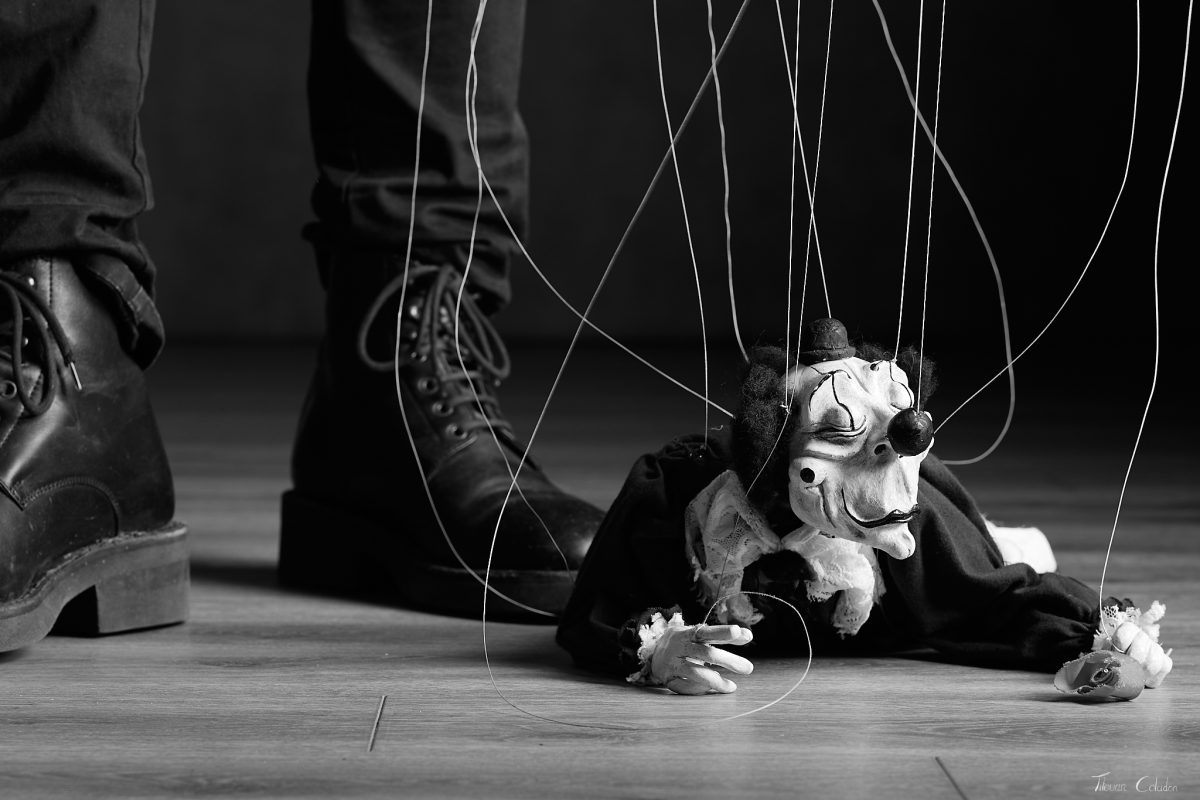 Photo de marionnette avec Chris Pottier comme marionnettiste, Andreï et la compagnie Agamâr . Séance du 12 Juin 2026 au studio de Villefort, Lozère.