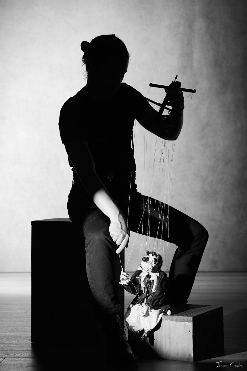 Photo de marionnette avec Chris Pottier comme marionnettiste, Andreï et la compagnie Agamâr . Séance du 12 Juin 2026 au studio de Villefort, Lozère.