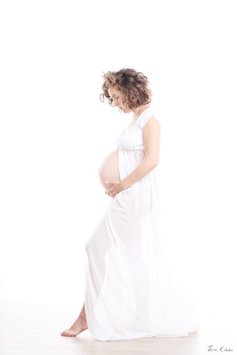 Photographie de grossesse avec Mariane. Séance du 3 Août 2026 au studio de Villefort, Lozère.