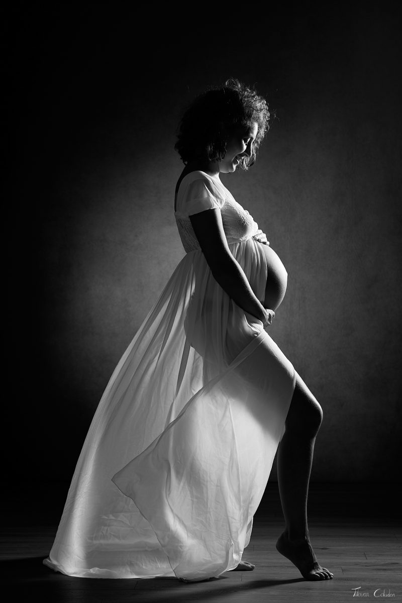Photographie de grossesse avec Mariane. Séance du 3 Août 2026 au studio de Villefort, Lozère.