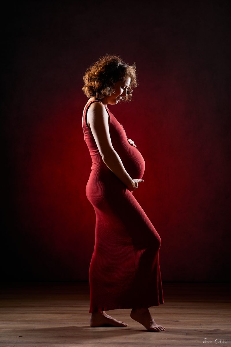 Photographie de grossesse avec Mariane. Séance du 3 Août 2026 au studio de Villefort, Lozère.