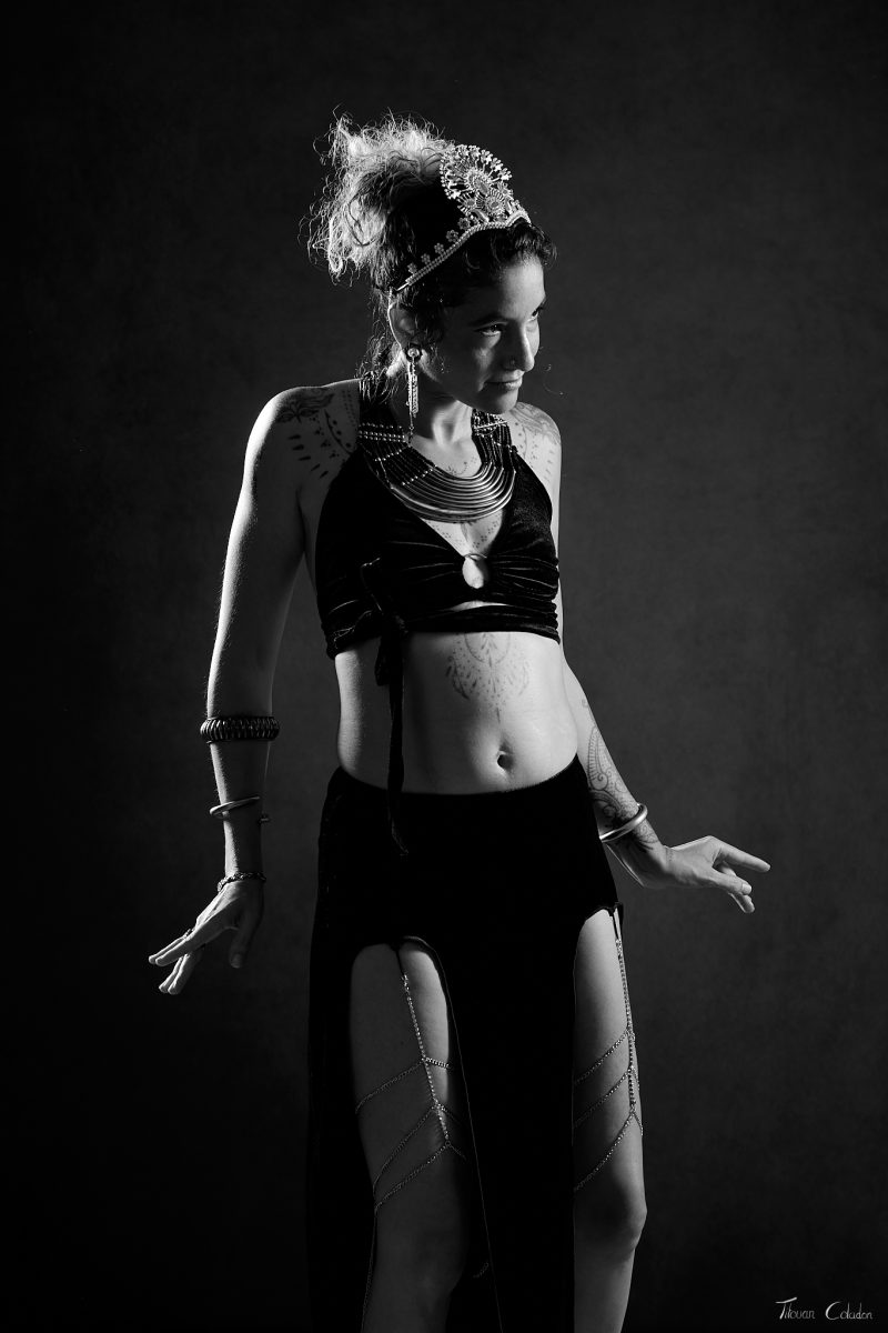 Photographie de danse avec Oriolina. Séance du 17 Août 2026 au studio de Villefort, Lozère.