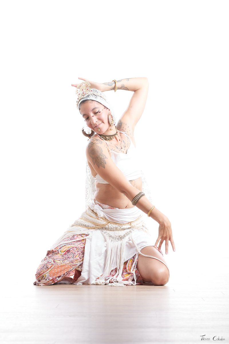 Photographie de danse avec Oriolina. Séance du 17 Août 2026 au studio de Villefort, Lozère.