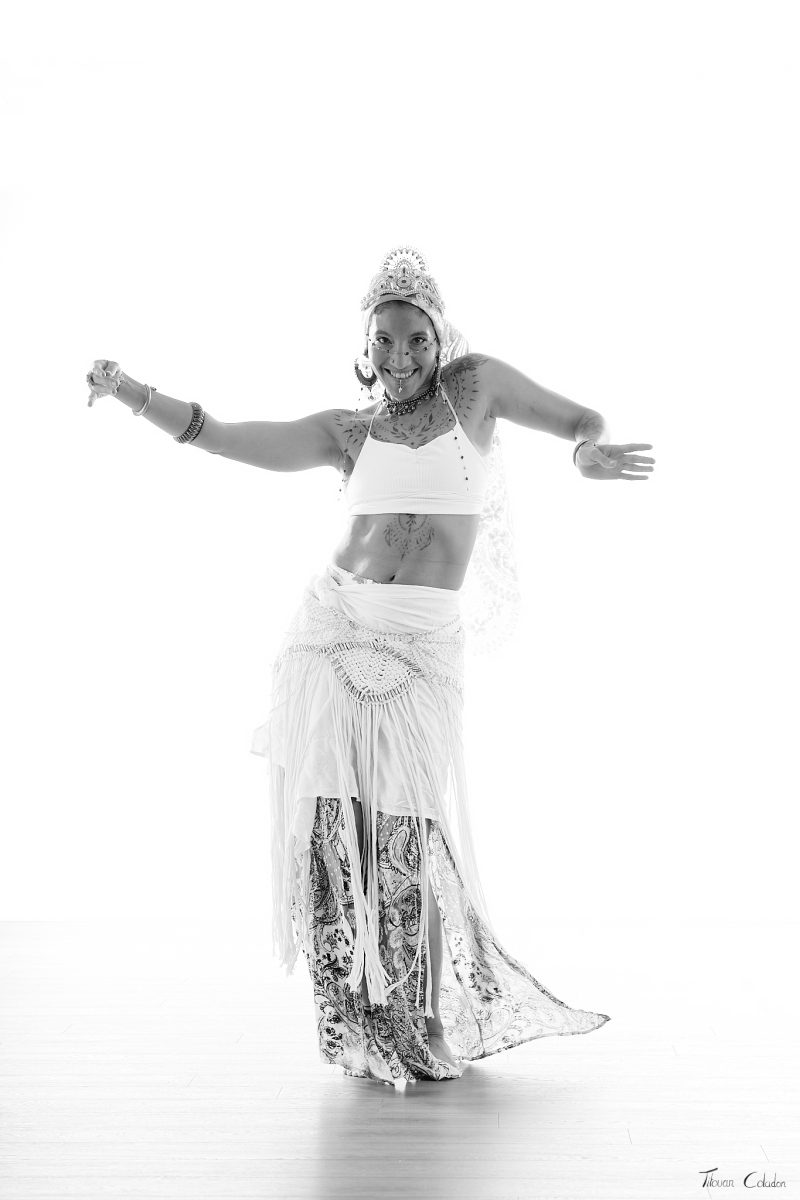 Photographie de danse avec Oriolina. Séance du 17 Août 2026 au studio de Villefort, Lozère.