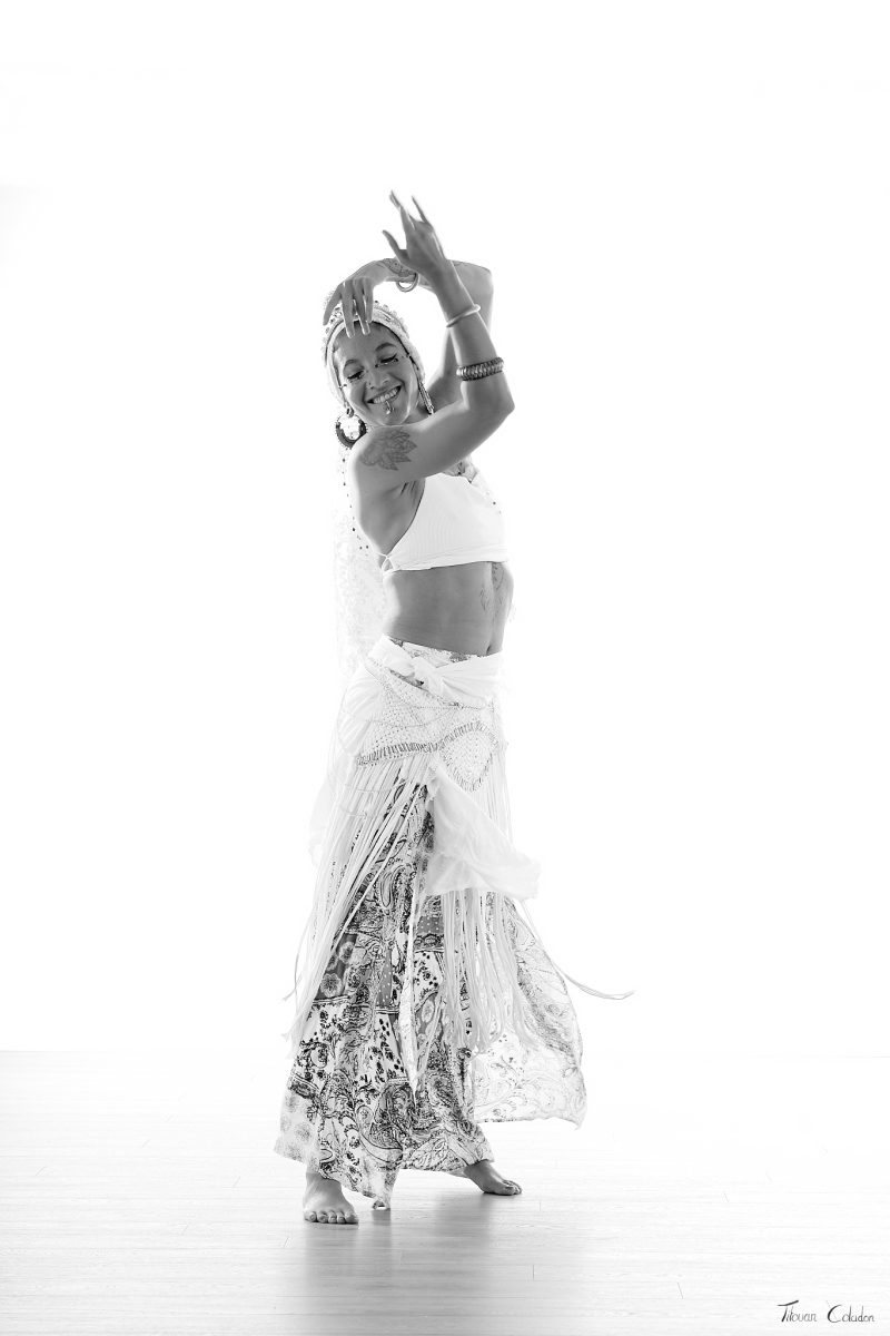 Photographie de danse avec Oriolina. Séance du 17 Août 2026 au studio de Villefort, Lozère.