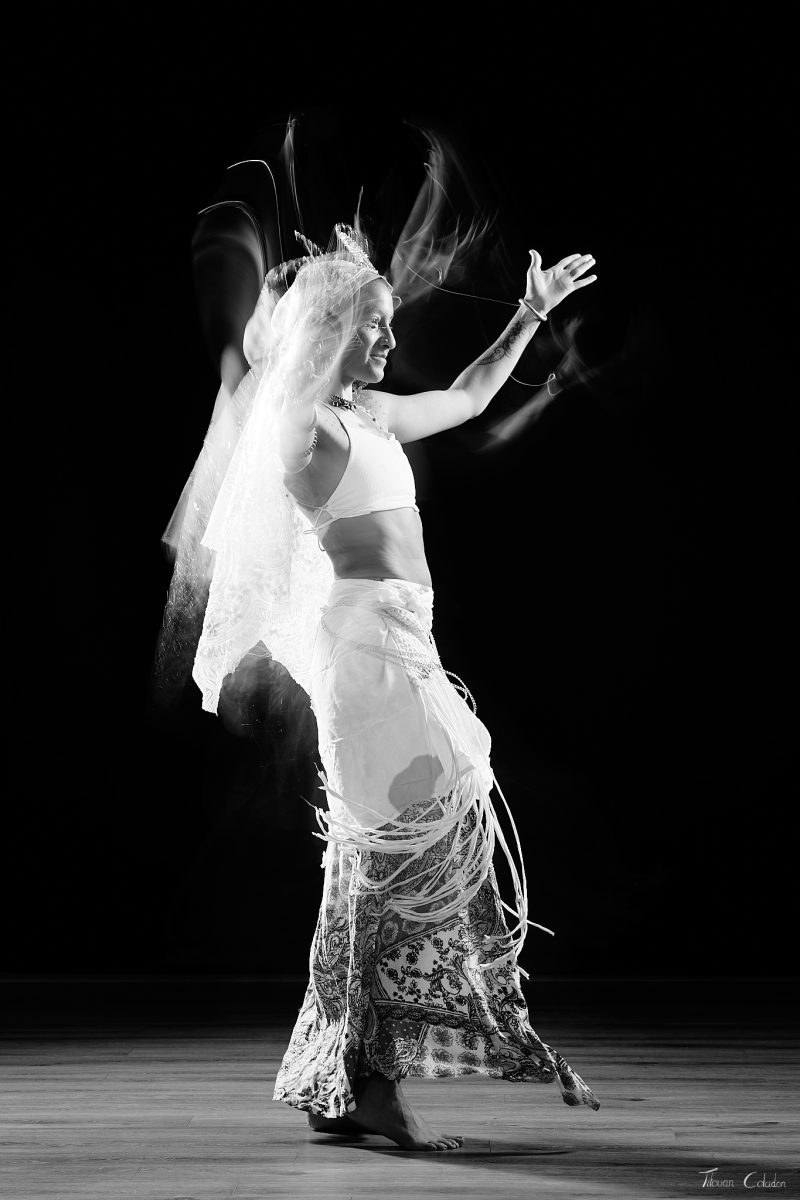 Photographie de danse avec Oriolina. Séance du 17 Août 2026 au studio de Villefort, Lozère.
