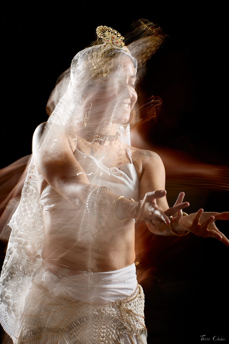 Photographie de danse avec Oriolina. Séance du 17 Août 2026 au studio de Villefort, Lozère.