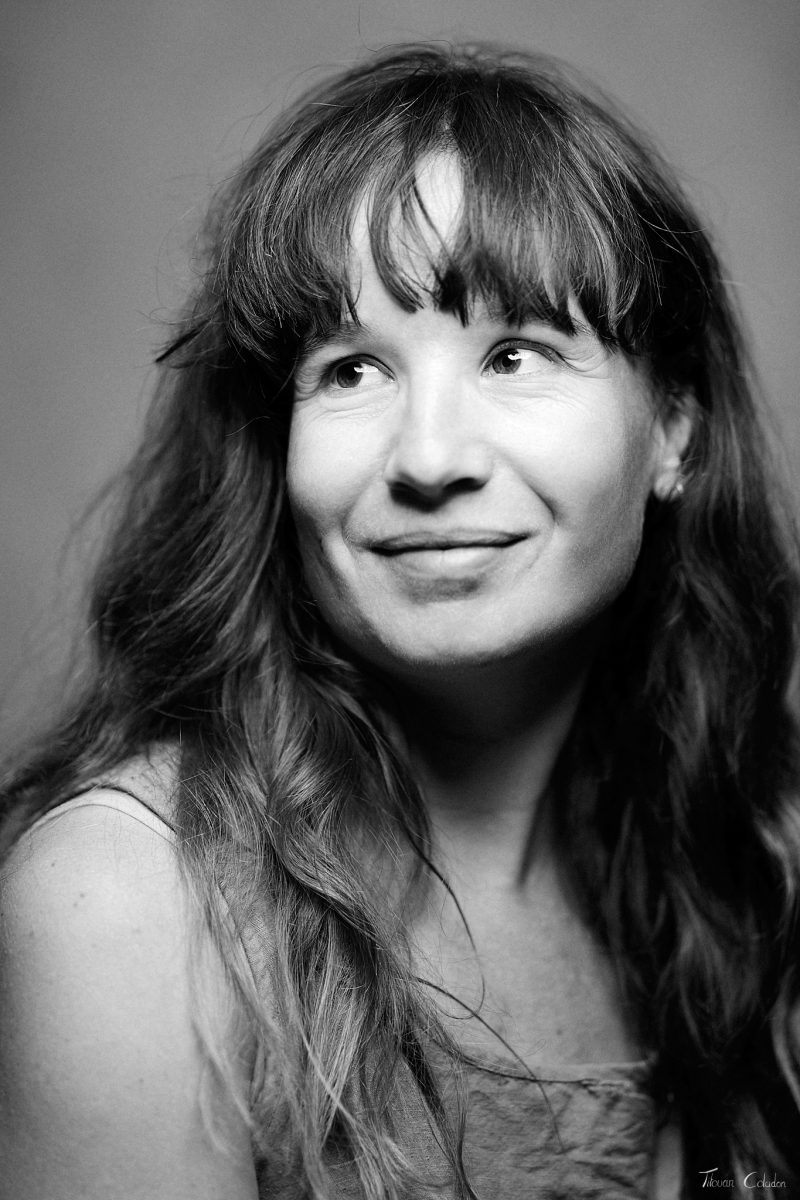 Photographie de portrait avec Adèle. Séance du 28 Août 2026 au studio de Villefort, Lozère.