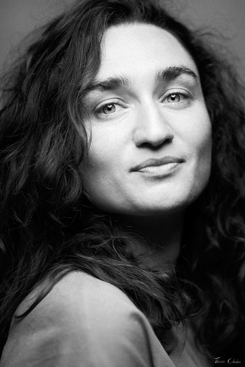 Photographie de portrait avec Arina. Séance du 28 Août 2026 au studio de Villefort, Lozère.