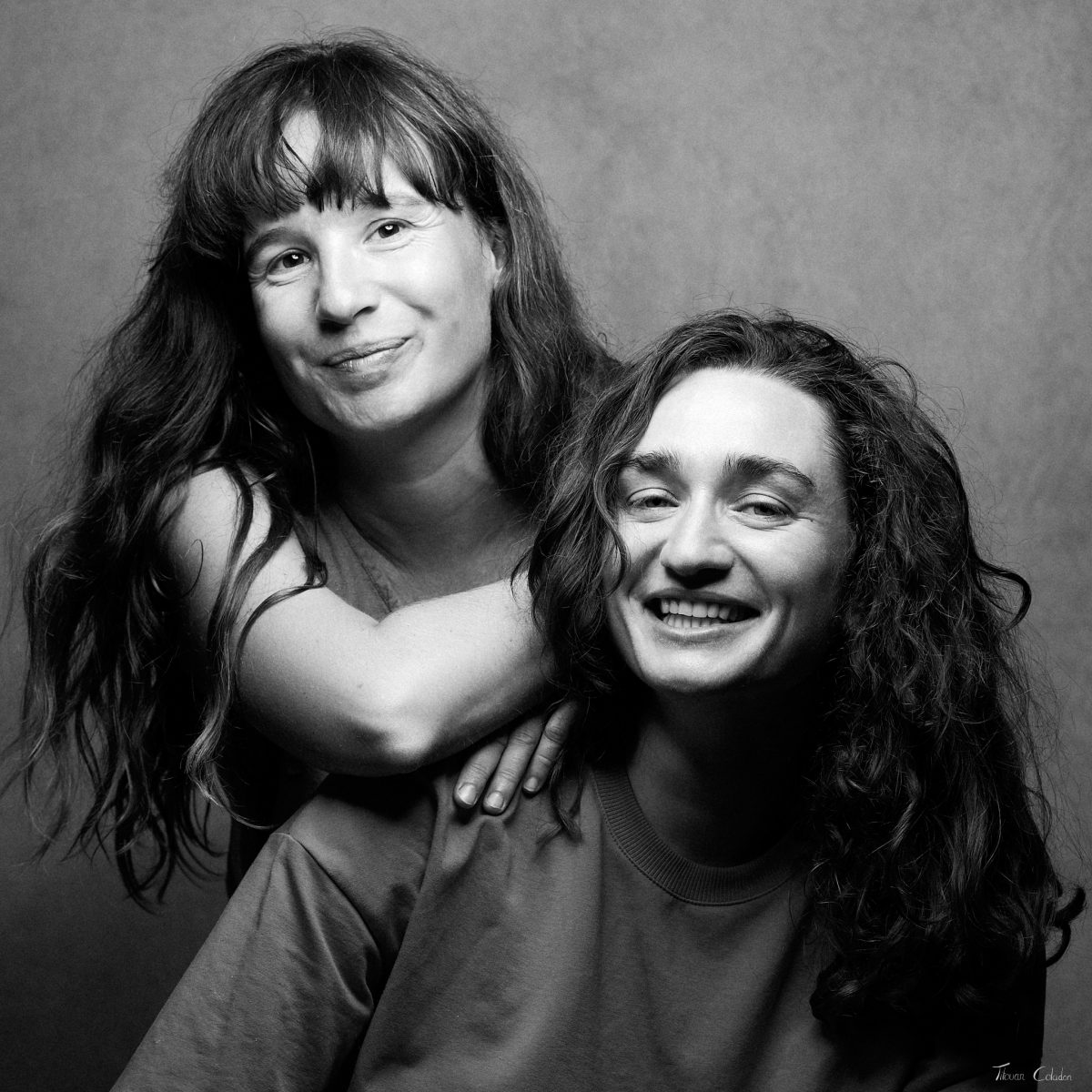 Photographie de portrait avec Adèle et Arina. Séance du 28 Août 2026 au studio de Villefort, Lozère.