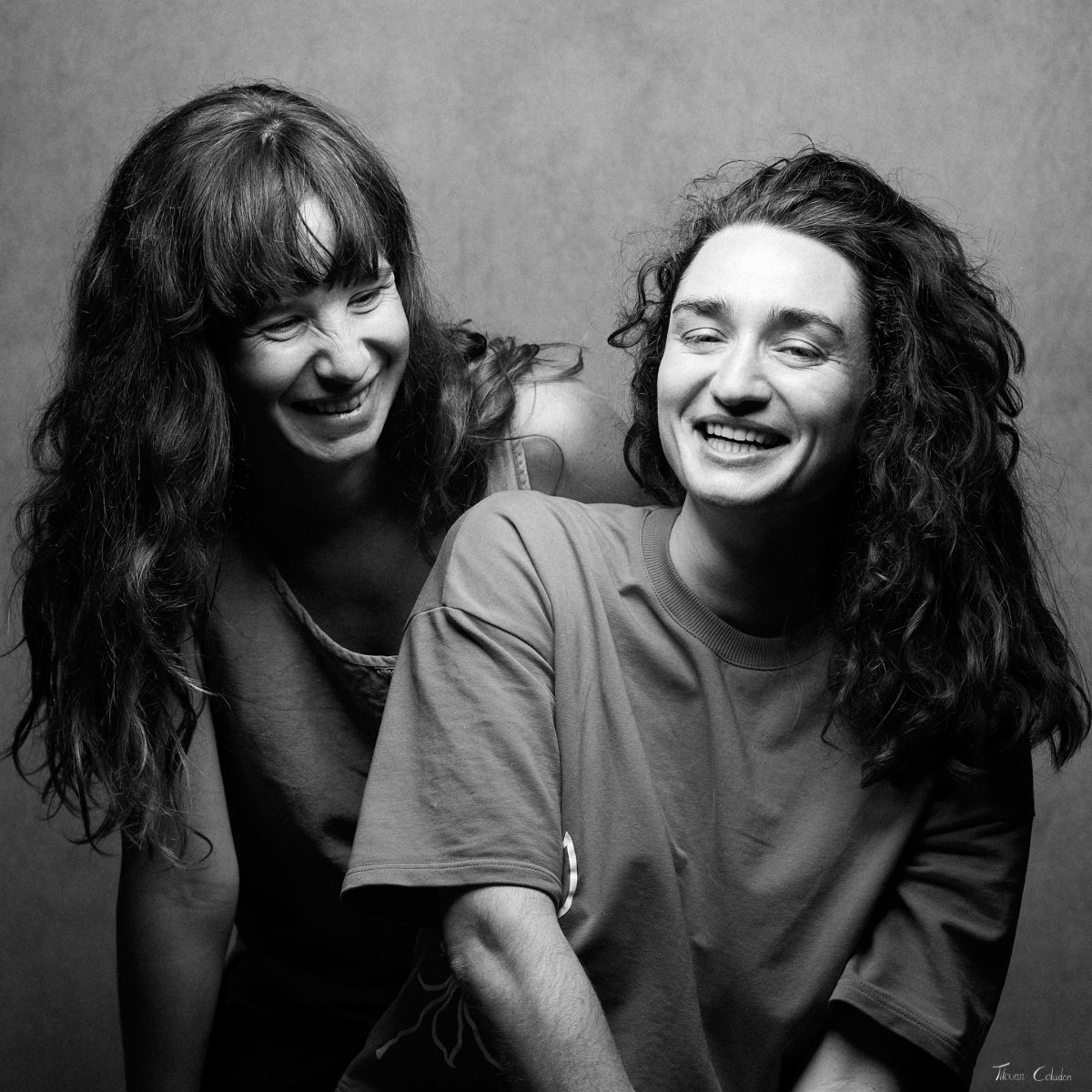 Photographie de portrait avec Adèle et Arina. Séance du 28 Août 2026 au studio de Villefort, Lozère.