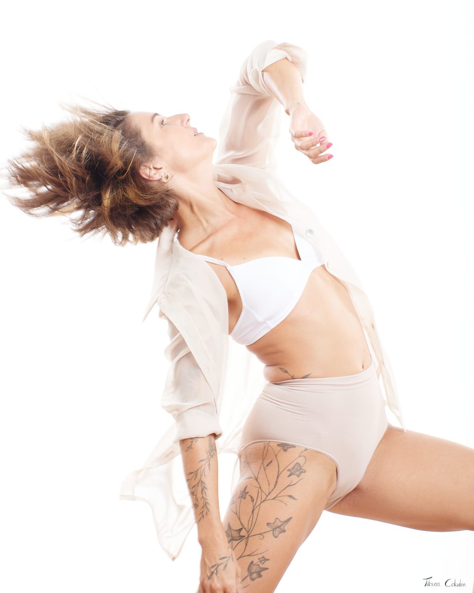 Photographie de danse avec Mélina Raynaud. Séance du 27 Juillet 2026 au studio de Villefort, Lozère.
