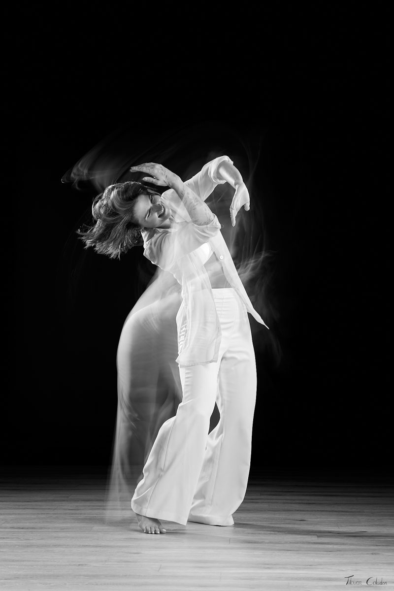 Photographie de danse avec Mélina Raynaud. Séance du 27 Juillet 2026 au studio de Villefort, Lozère.