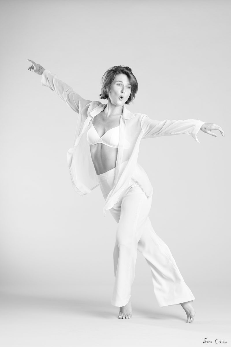 Photographie de danse avec Mélina Raynaud. Séance du 27 Juillet 2026 au studio de Villefort, Lozère.