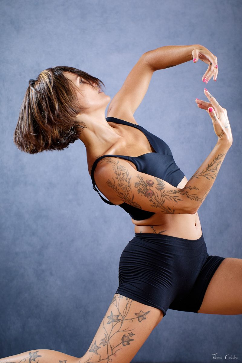Photographie de danse avec Mélina Raynaud. Séance du 27 Juillet 2026 au studio de Villefort, Lozère.