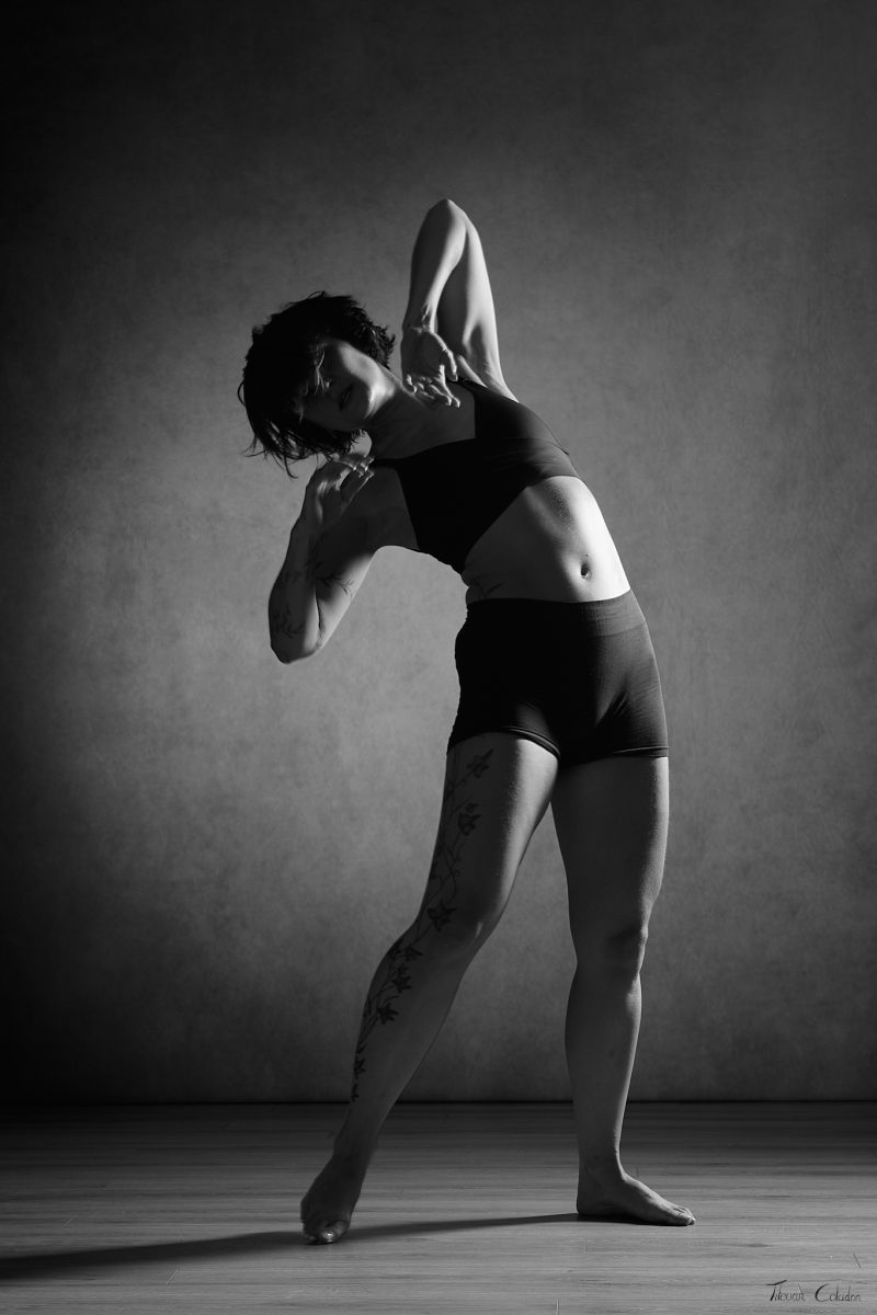 Photographie de danse avec Mélina Raynaud. Séance du 27 Juillet 2026 au studio de Villefort, Lozère.