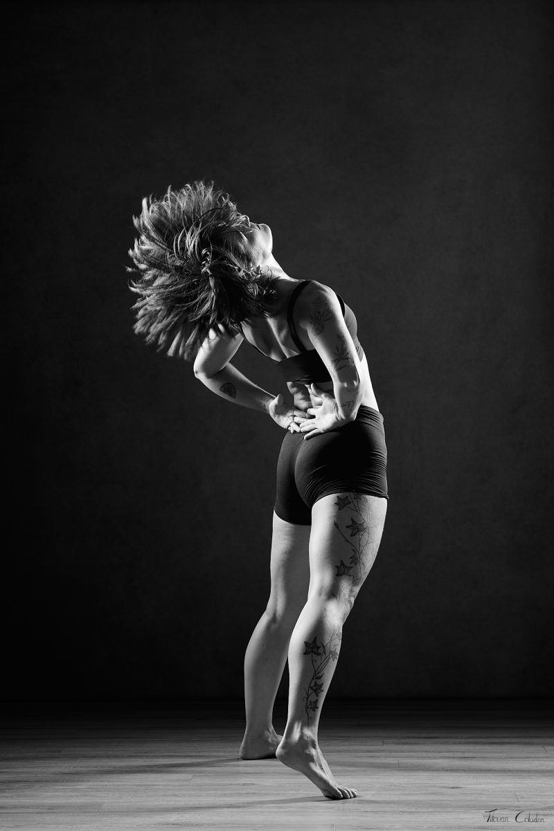 Photographie de danse avec Mélina Raynaud. Séance du 27 Juillet 2026 au studio de Villefort, Lozère.