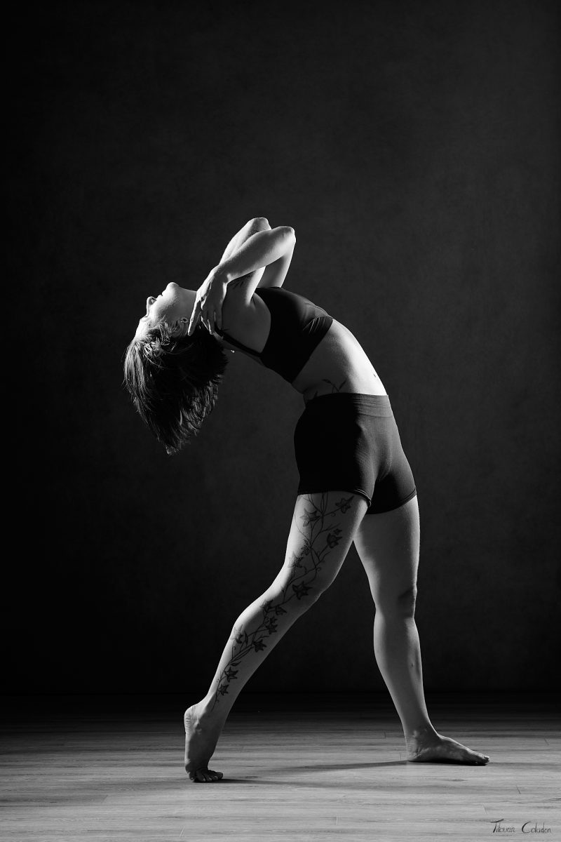 Photographie de danse avec Mélina Raynaud. Séance du 27 Juillet 2026 au studio de Villefort, Lozère.