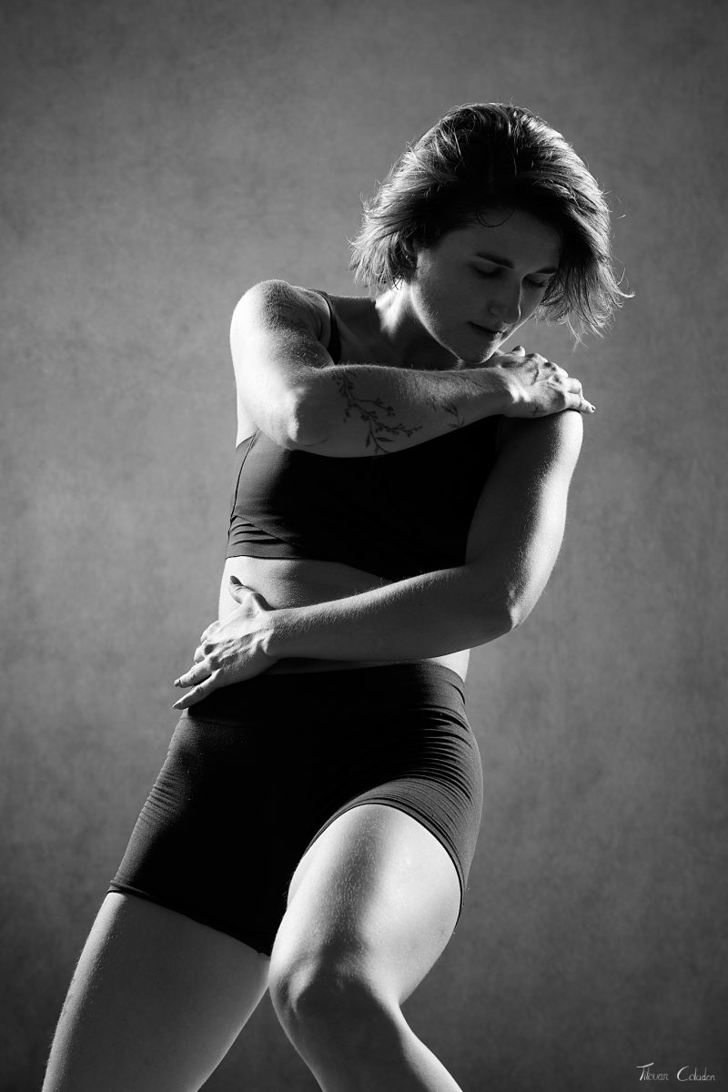 Photographie de danse avec Mélina Raynaud. Séance du 27 Juillet 2026 au studio de Villefort, Lozère.