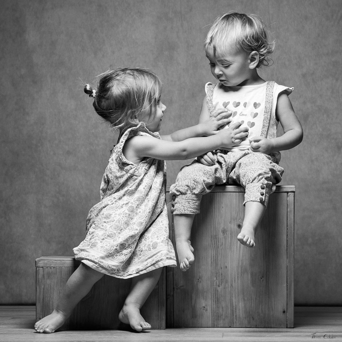 Photo de deux petites filles en noir et blanc, studio de Villefort, Lozère.