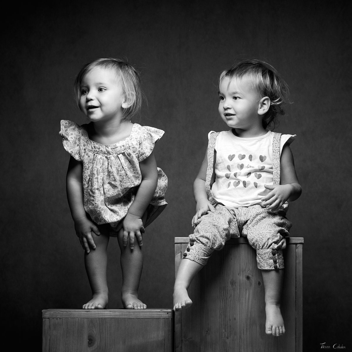 Photo de deux petites filles en noir et blanc, studio de Villefort, Lozère.
