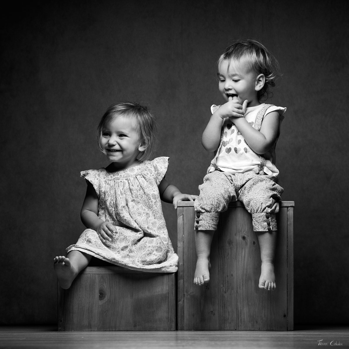 Photo de deux petites filles en noir et blanc, studio de Villefort, Lozère.