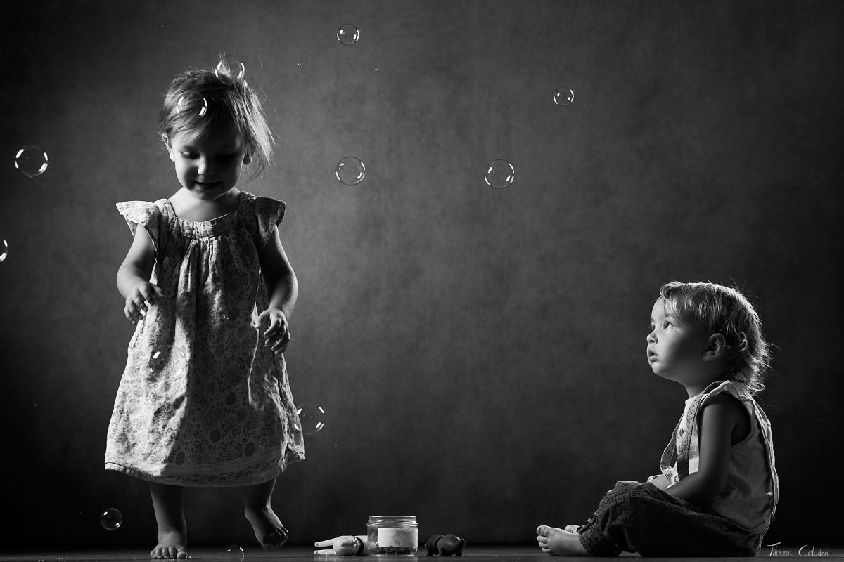 Photo de deux petites filles en noir et blanc, studio de Villefort, Lozère.