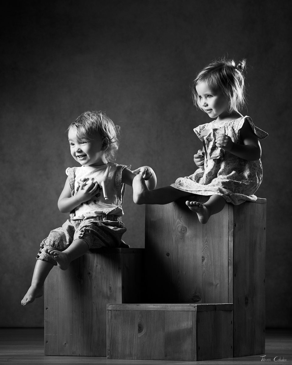 Photo de deux petites filles en noir et blanc, studio de Villefort, Lozère.