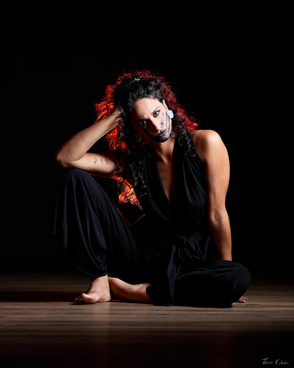 Photographie de mode et bijoux avec Tilia (modèle et créatrice de bijoux) et Bulle de paillettes (make up artiste). Séance du 16 Septembre 2026 au studio de Villefort, Lozère.