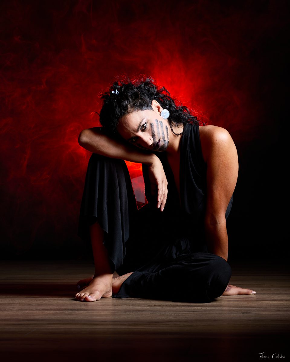 Photographie de mode et bijoux avec Tilia (modèle et créatrice de bijoux) et Bulle de paillettes (make up artiste). Séance du 16 Septembre 2026 au studio de Villefort, Lozère.