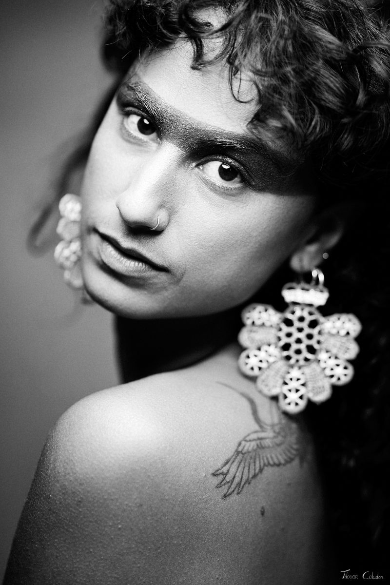 Photographie de mode et bijoux avec Tilia (modèle et créatrice de bijoux) et Bulle de paillettes (make up artiste). Séance du 16 Septembre 2026 au studio de Villefort, Lozère.