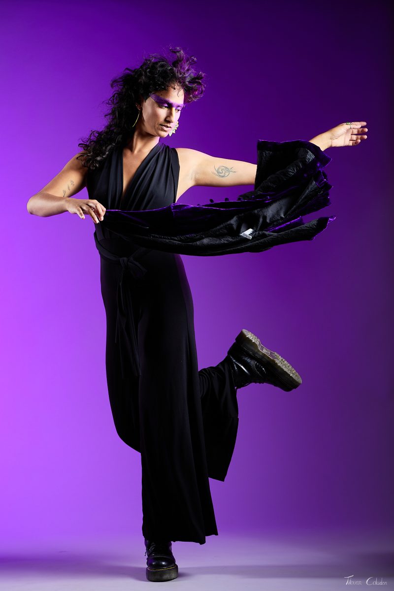 Photographie de mode et bijoux avec Tilia (modèle et créatrice de bijoux) et Bulle de paillettes (make up artiste). Séance du 16 Septembre 2026 au studio de Villefort, Lozère.