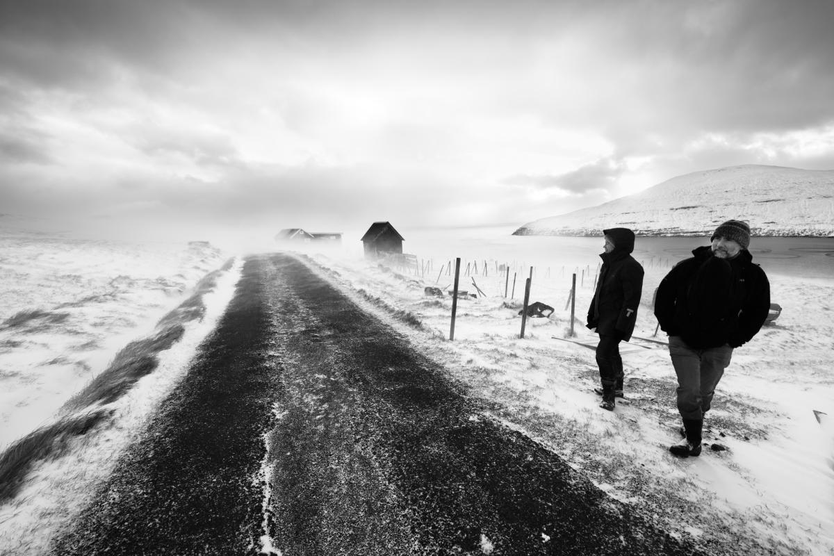 Photo de Agnes, Janus et Oskar en noir et blanc. Séance du 14 Janvier 2024 aux Îles Féroé.