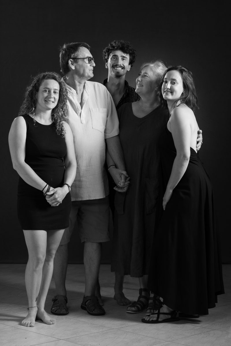 Photo de famille, Léa, Grégoire, Luc, Daphné, Isabelle. Séance du 29 Juillet 2025 à Lavilledieu, Ardèche.