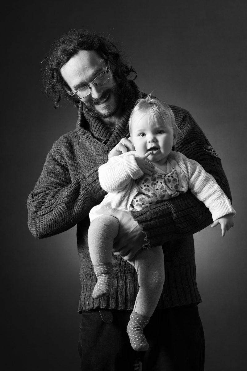 Photographie de la famille de Clémence en noir et blanc, séance du jeudi 8 Mai 2025 à Lavilledieu, Ardèche