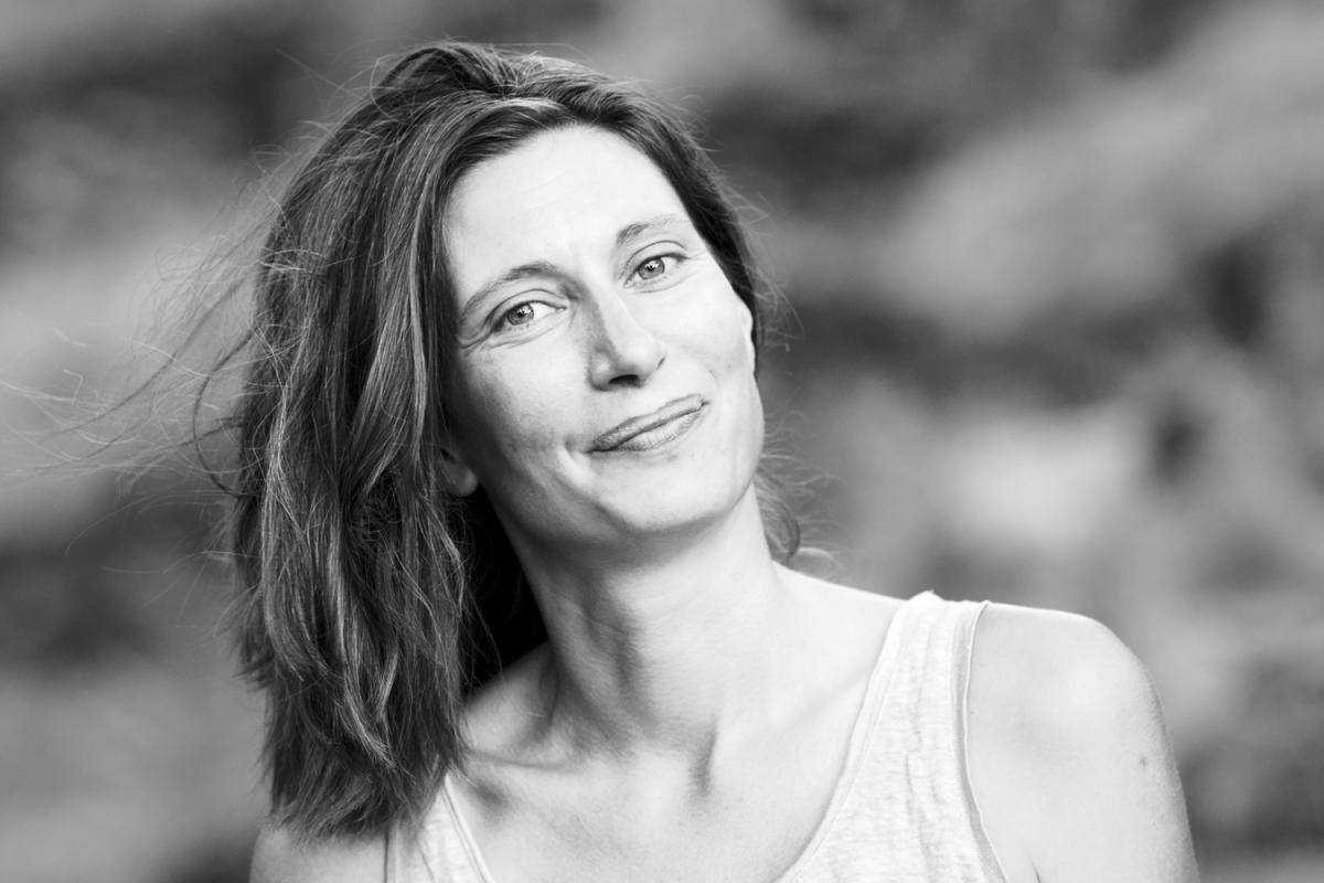 Portrait de Manon Dequet en noir et blanc. Séance du 10 Août 2023.