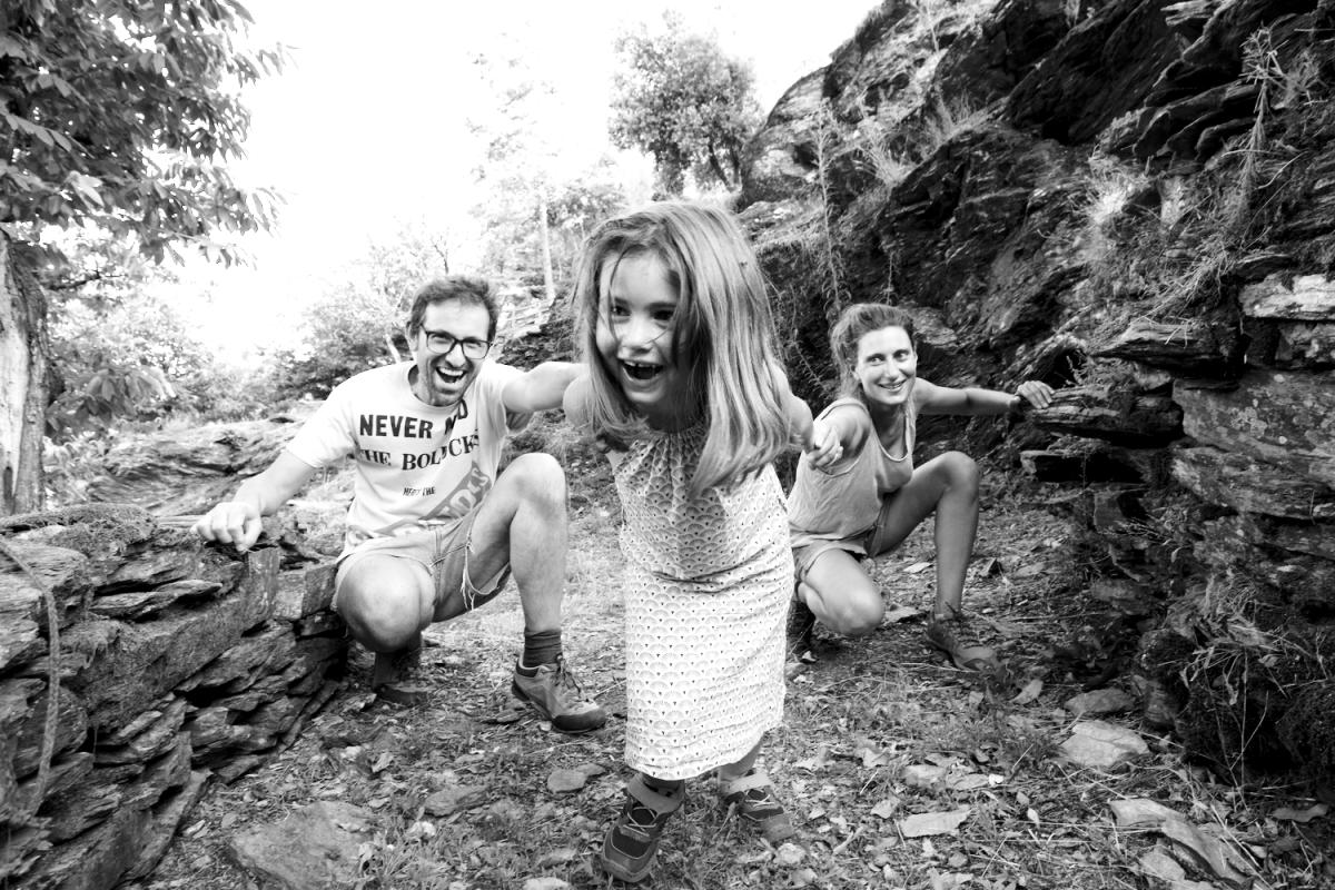 Portrait de Manon, Charles et Suzanne en noir et blanc. Séance du 10 Août 2023 à la Boissière, Gard.